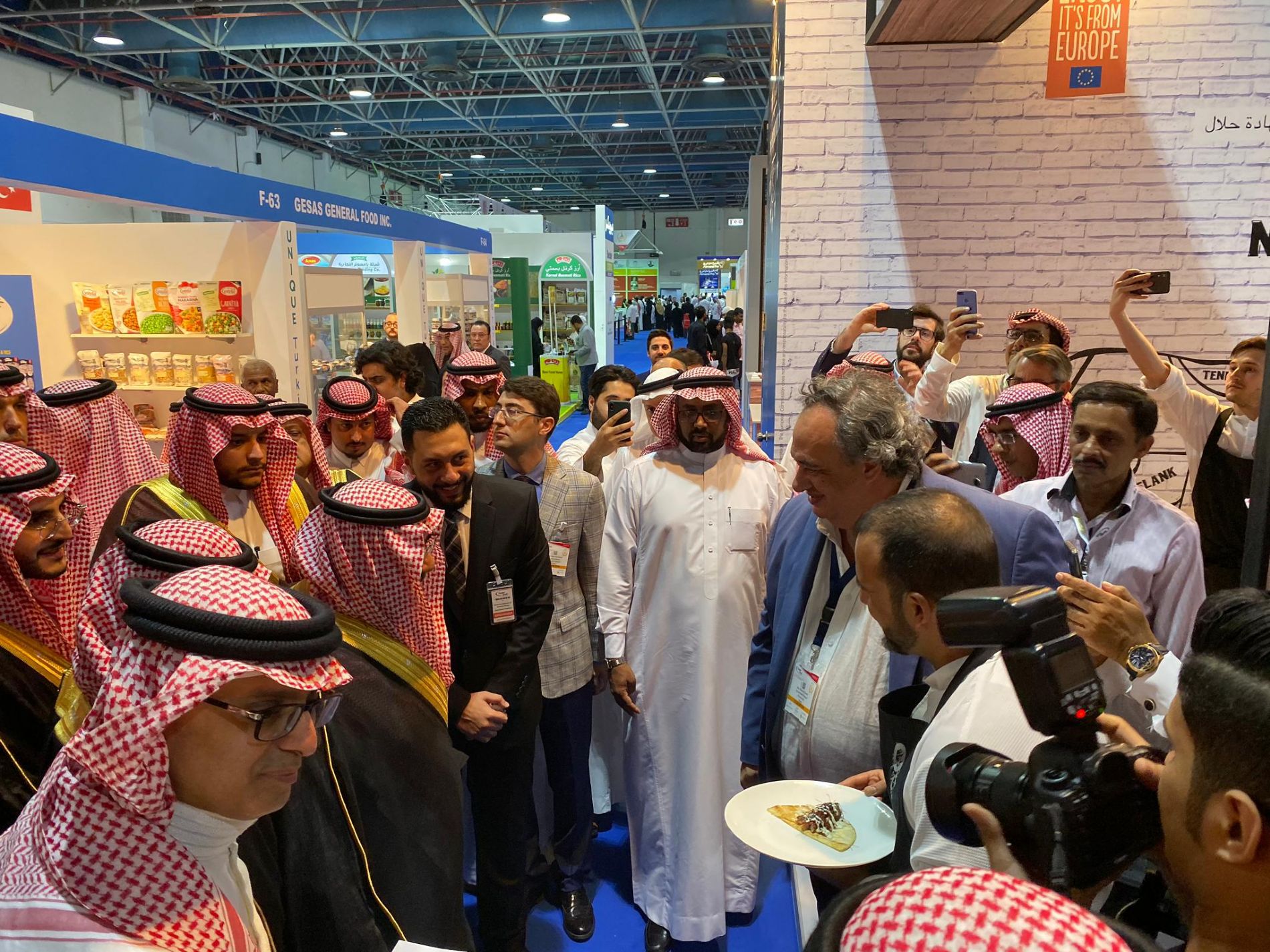 S.A.R. el prncipe de Arabia Saud se declara fan del vacuno espaol en Foodex Saud