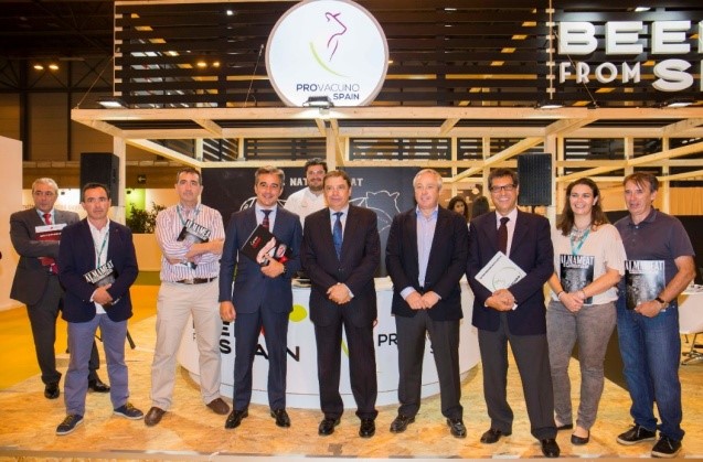 El  Ministro de Agricultura, Pesca y Alimentacin, Luis Planas, junto al Presidente de Provacuno, Marino Medina (4 por la derecha), y el Director General de Provacuno, Javier Lpez (3 por la derecha), en el stand de Provacuno de Meat Attraction.