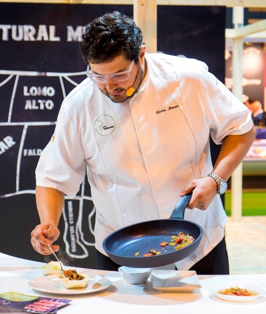 El chef Carlos Moreno mientras preparaba una de las tapas del showcooking.