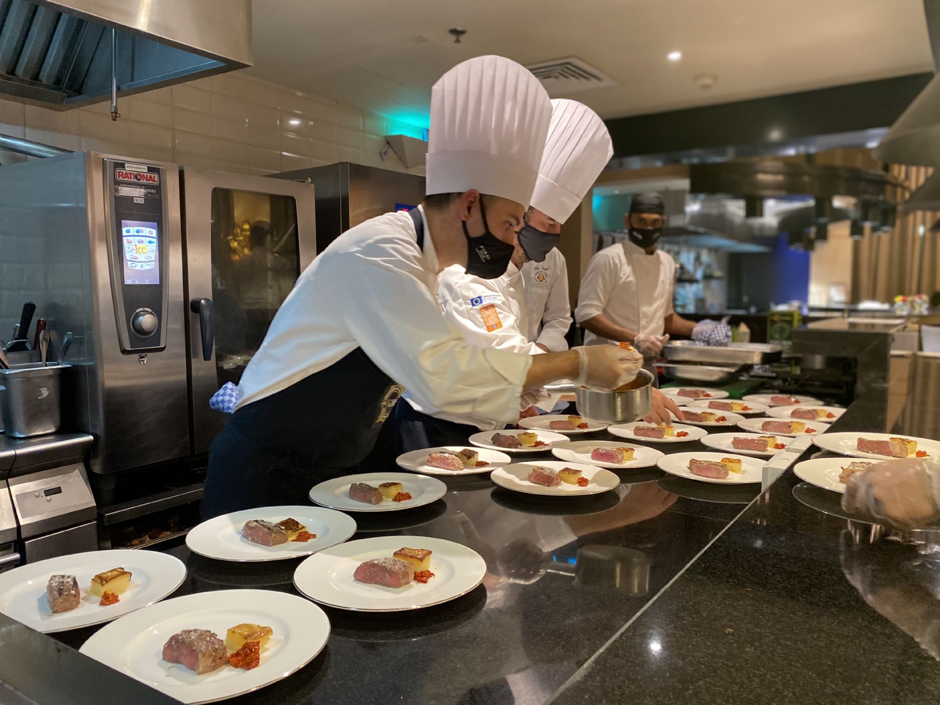 Reconocidos chefs espaoles preparan tapas con carne de vacuno en el prestigioso hotel Dukes de Dubai