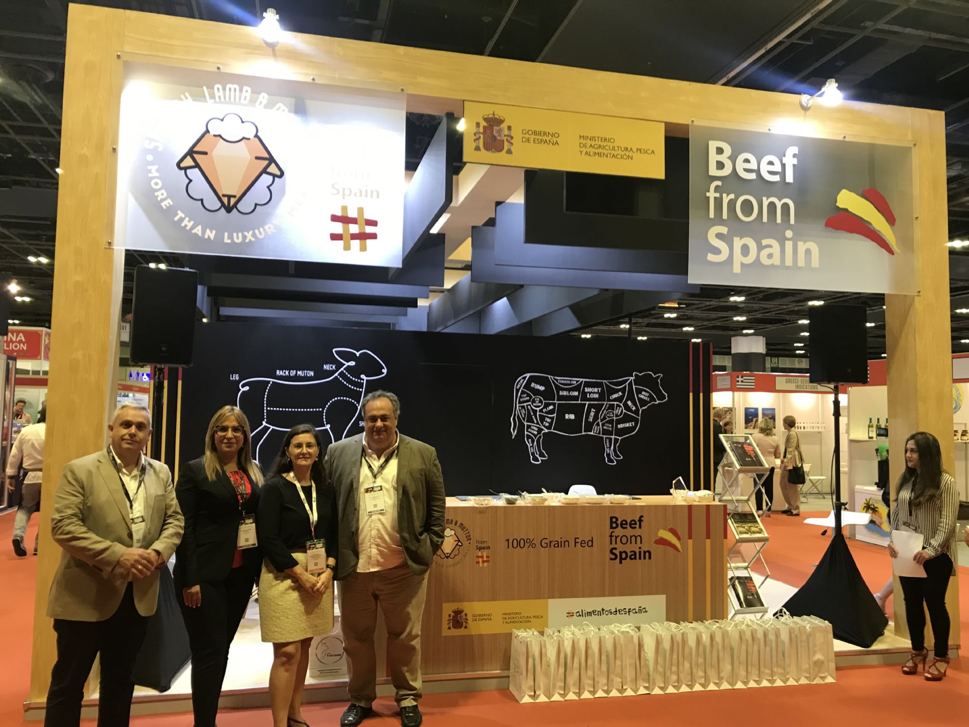 De izq. a dcha. representantes de Interovic, Almudena Mnguez, consejera de Agricultura, Pesca y Alimentacin en el Sudeste Asitico y Jos Ramn Godoy, director de internacional de PROVACUNO