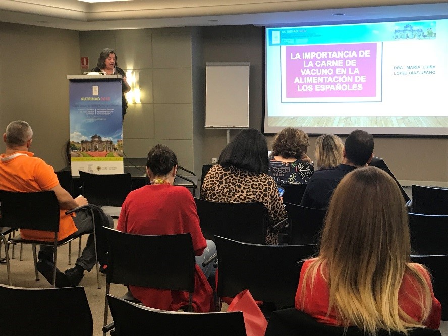 La Dra. Mara Luisa Lpez Daz-Ufano, especialista en Medicina Familiar, experta en Nutricin y profesora de medicina en la Universidad Europea de Madrid, durante su ponencia.