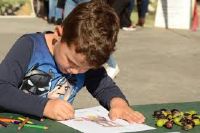 nio en el cole pintando