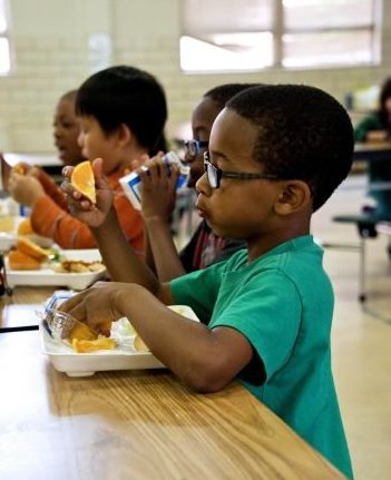 Nios en el comedor comiendo