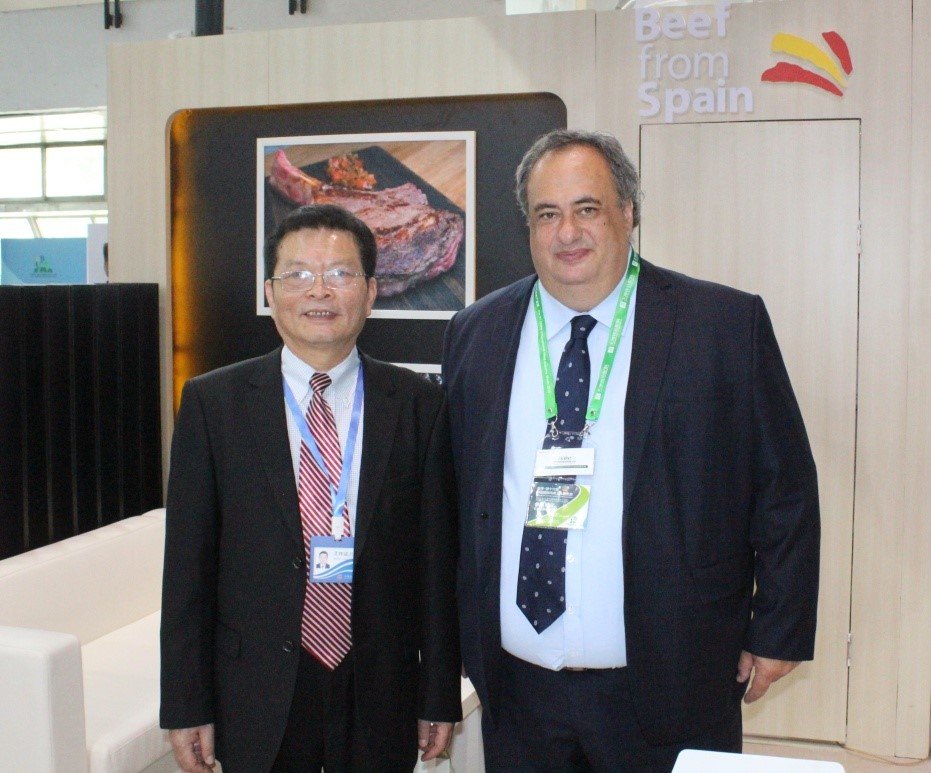 LI Shuilong, Presidente de China Meat Association (CMA) junto a José Ramón Godoy, director de internacionalización de Provacuno,  en la feria CMIE de Pekín